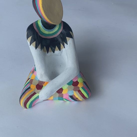 weibliche Tonfigur bemalt