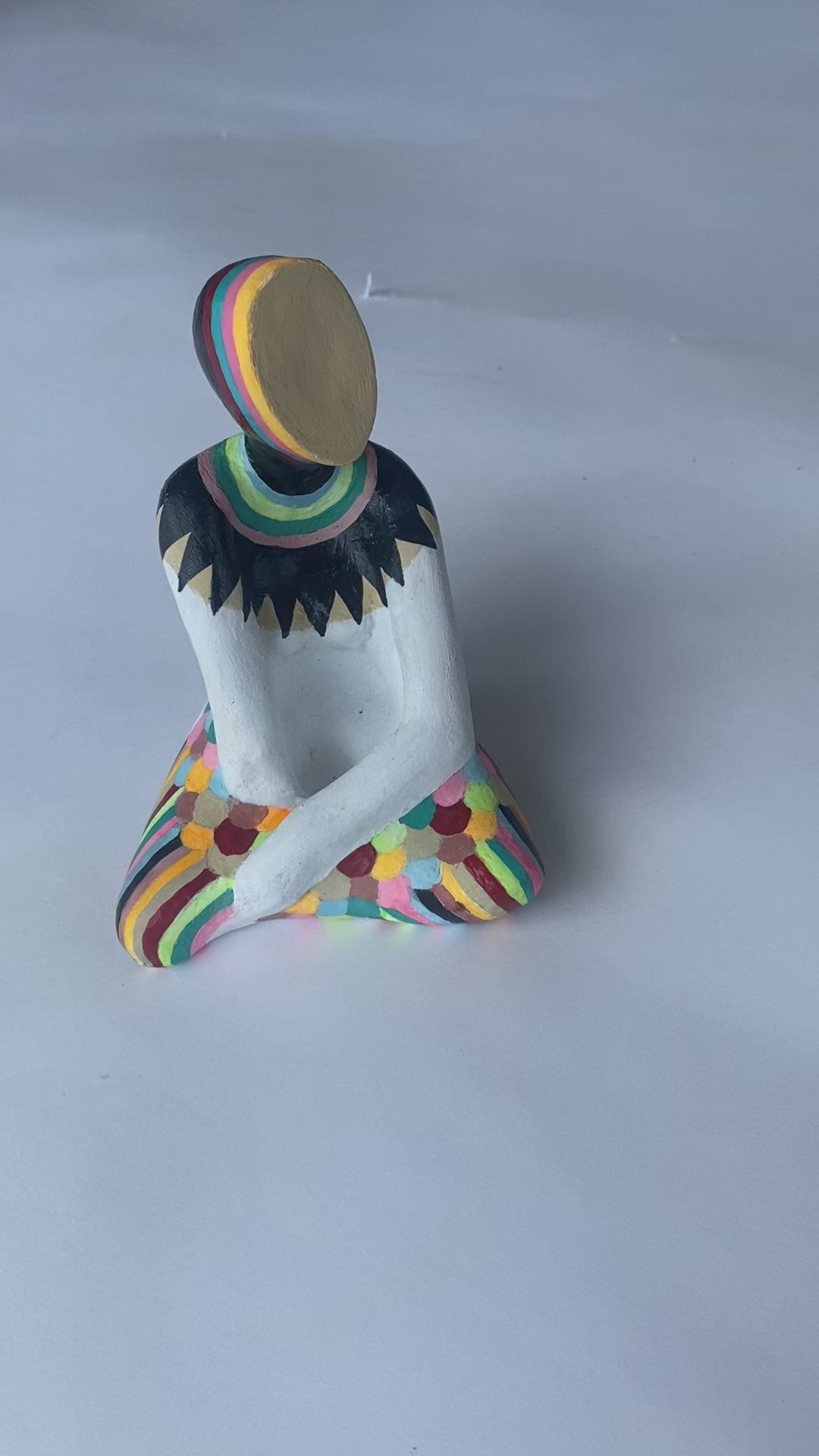 weibliche Tonfigur bemalt